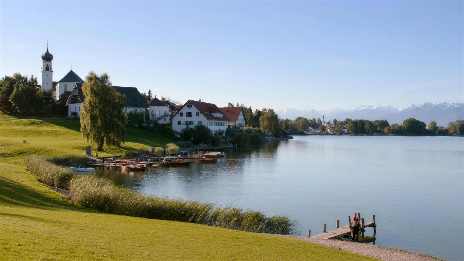 Ufer des Ammersees mit Kirchturm und Alpenpanorama