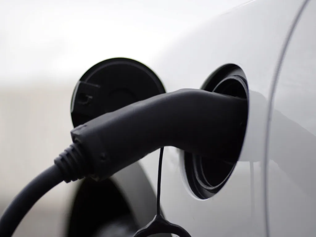 Ladestecker in einem weißen Elektroauto